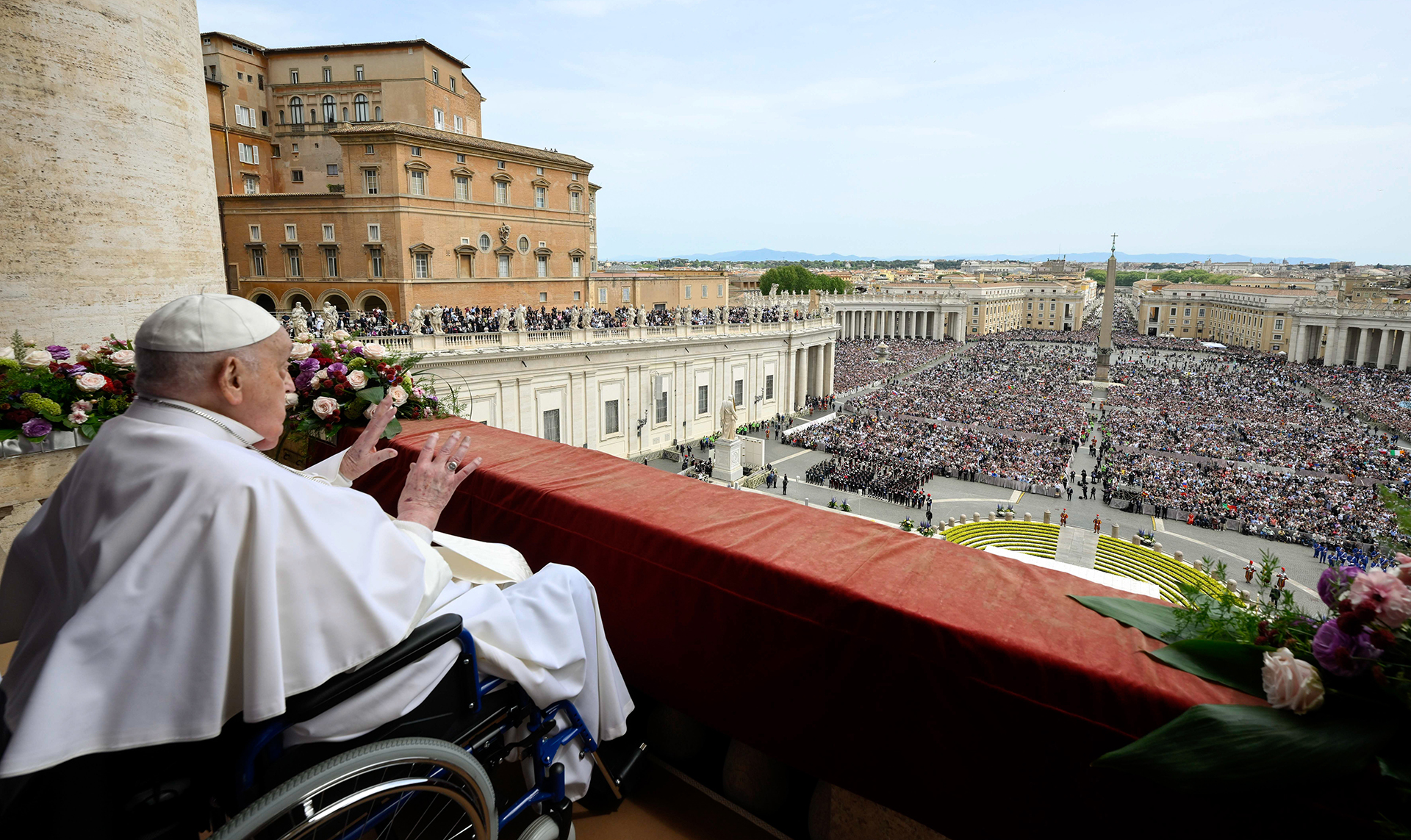 El Papa León XIV rinde homenaje al Papa Francisco en el aniversario de su fallecimiento, recordando su misericordia y su cercanía hacia ‘los más pequeños’